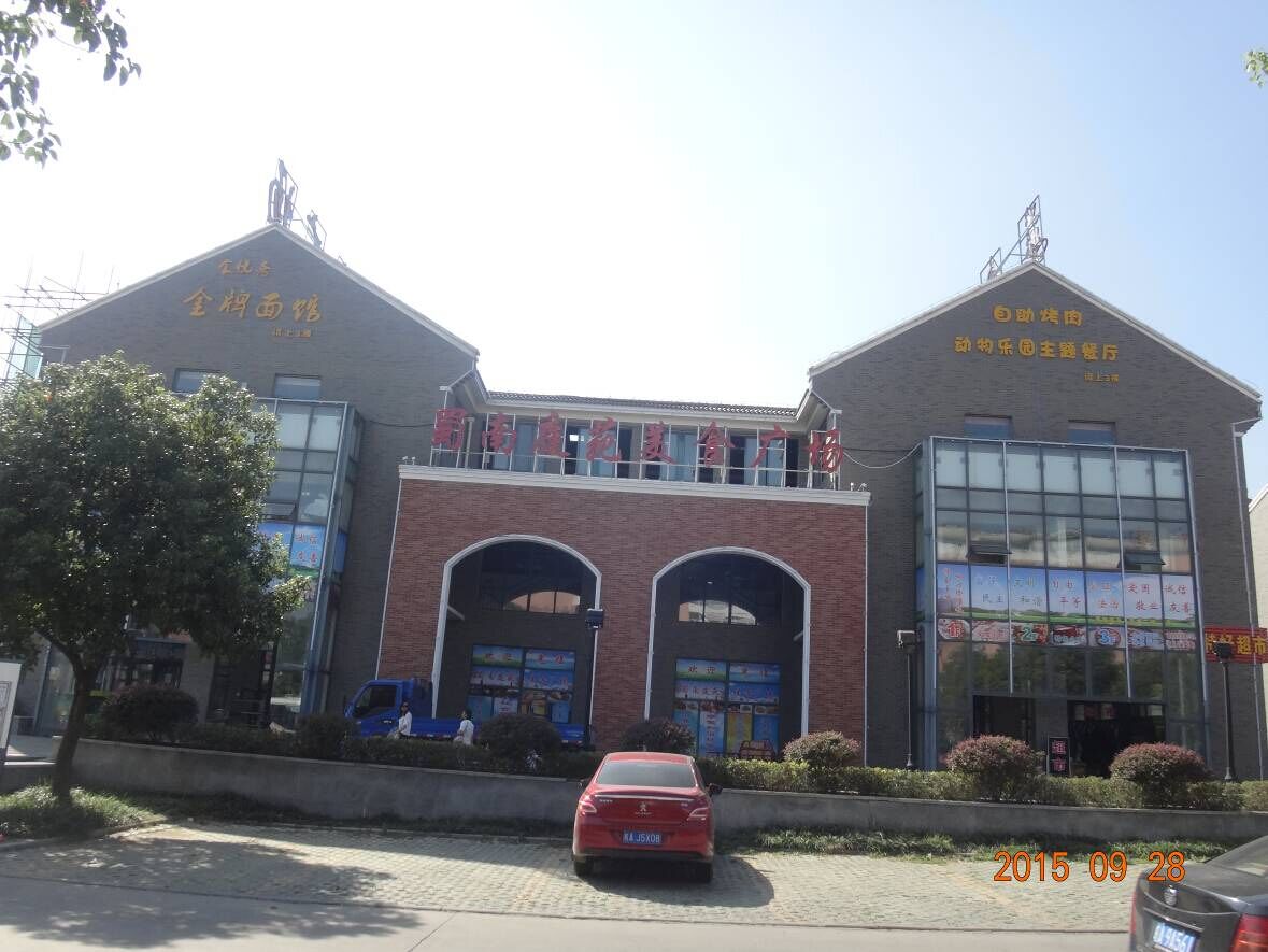 美食广场迎宾客 引摊入室显成效 .jpg